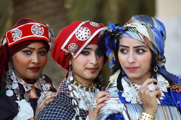 فتيات ليبيات يحضرن اليوم الوطني للزي الليبي في ساحة الشهداء بالعاصمة طرابلس، في 13 مارس/ آذار 2019. - سبوتنيك عربي