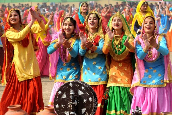 فتيات هنديات يؤدين رقصة شعبية تقليدية بنجابية، &quot;غيدها&quot;، خلال احتفالات يوم الجمهورية في ملعب &quot;جورو ناناك في أمريتسار&quot; في 26 يناير/ كانون الثاني 2010.  - سبوتنيك عربي