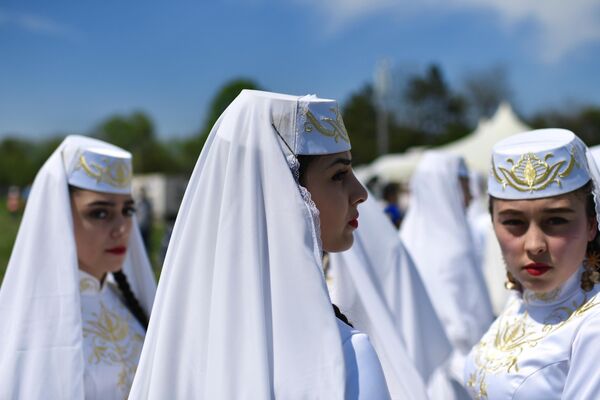 فتيات يرتدين الأزياء الوطنية خلال الاحتفال بخيديرليز (عيد الربيع والخصوبة) في باغجه سراي، بشبه جزيرة القرم الروسية. - سبوتنيك عربي