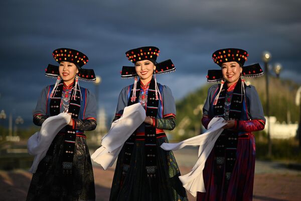 فتيات يرتدين الأزياء الوطنية في قرية توركا في بورياتيا بالقرب من منطقة بايكال الروسية. - سبوتنيك عربي