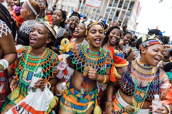 نساء يرتدين ملابسهن التقليدية، يغنين ويرقصن في الشوارع خلال مهرجان &quot;إندوني سا&quot; الثقافي في 14 ديسمبر/ كانون الأول 2018 في ديربان، شرق جنوبي أفريقيا. يقام مهرجان إندوني، وهو وليمة لمدة يومين تعرض تقاليد مقاطعات جنوب أفريقيا، ويهدف إلى إظهار الوحدة والتنوع الفريد للبلاد، في ديربان، جنوب أفريقيا، يومي 14 و15 ديسمبر. - سبوتنيك عربي