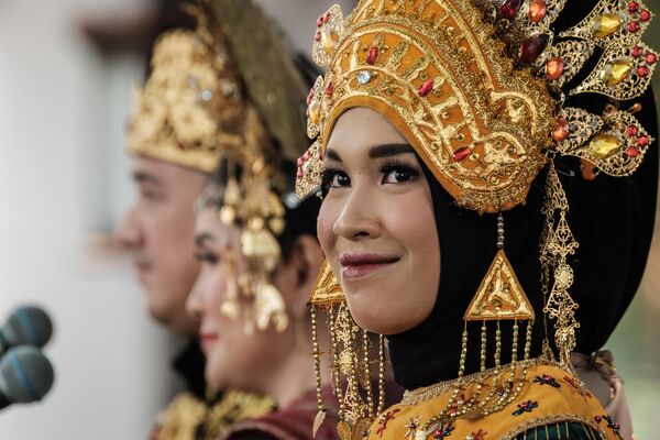 امرأة ترتدي الزي التقليدي خلال حفل بمناسبة عيد استقلال إندونيسيا الثامن والسبعين في القصر الرئاسي في جاكرتا في 17 أغسطس/ آب 2023. امرأة ترتدي الزي التقليدي خلال حفل بمناسبة عيد استقلال إندونيسيا الثامن والسبعين في القصر الرئاسي في جاكرتا في 17 أغسطس/ آب 2023. - سبوتنيك عربي