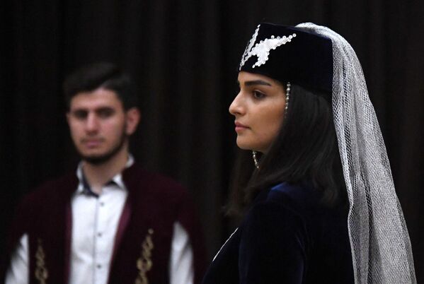 عرض الأزياء الوطنية الأرمنية كجزء من مهرجان "المشمش" المتعدد الجنسيات في الجناح بنسخته الـ58 لمركز "سلوفو" في حديقة "في دي إن خا" في موسكو. عرض الأزياء الوطنية الأرمنية كجزء من مهرجان "المشمش" المتعدد الجنسيات في الجناح بنسخته الـ58 لمركز "سلوفو" في حديقة "في دي إن خا" في موسكو. - سبوتنيك عربي