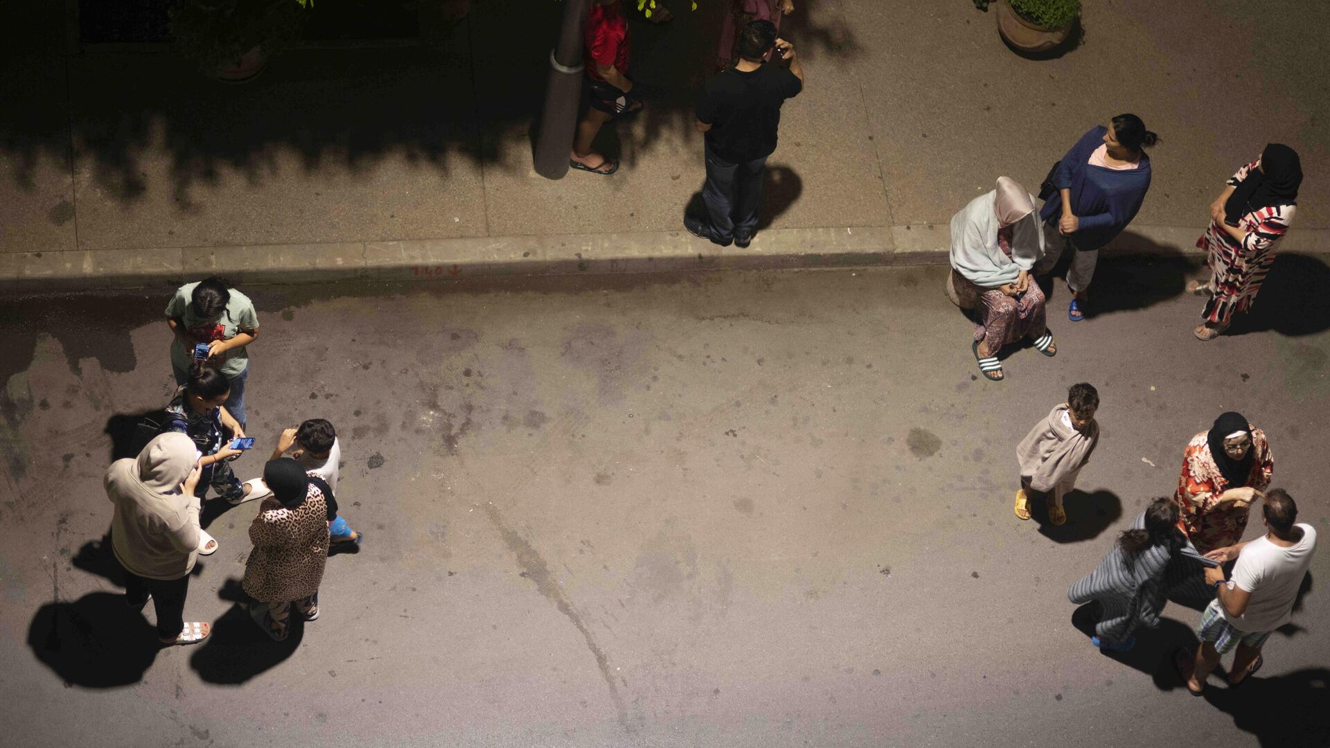 المواطنون في الشوارع بعد زلزال بقوة 7 درجات يهز المغرب، الجمعة، 8 سبتمبر 2023 - سبوتنيك عربي, 1920, 09.09.2023