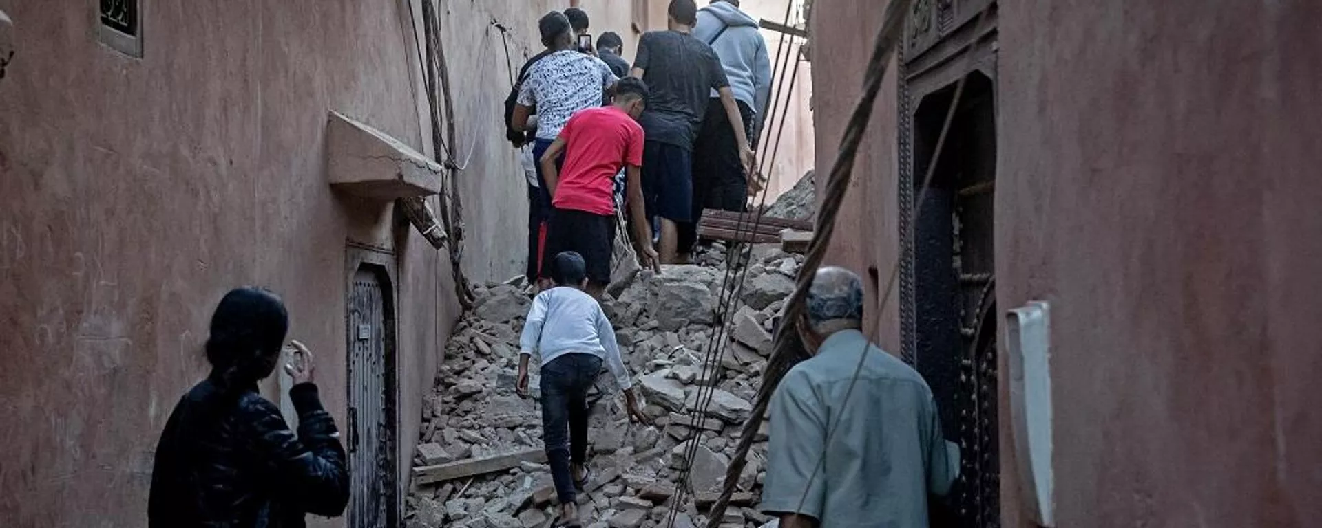 إخلاء سكان من تحت الأنقاض في مدينة مراكش القديمة التي دمرها الزلزال، المغرب، 9 سبتمبر/ أيلول 2023 - سبوتنيك عربي, 1920, 09.09.2023