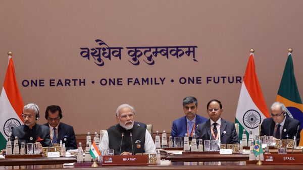 رئيس الوزراء الهندي ناريندرا مودي (في الوسط) يتحدث خلال الجلسة الأولى لقمة قادة مجموعة العشرين في بهارات ماندابام في نيودلهي في 9 سبتمبر 2023. - سبوتنيك عربي