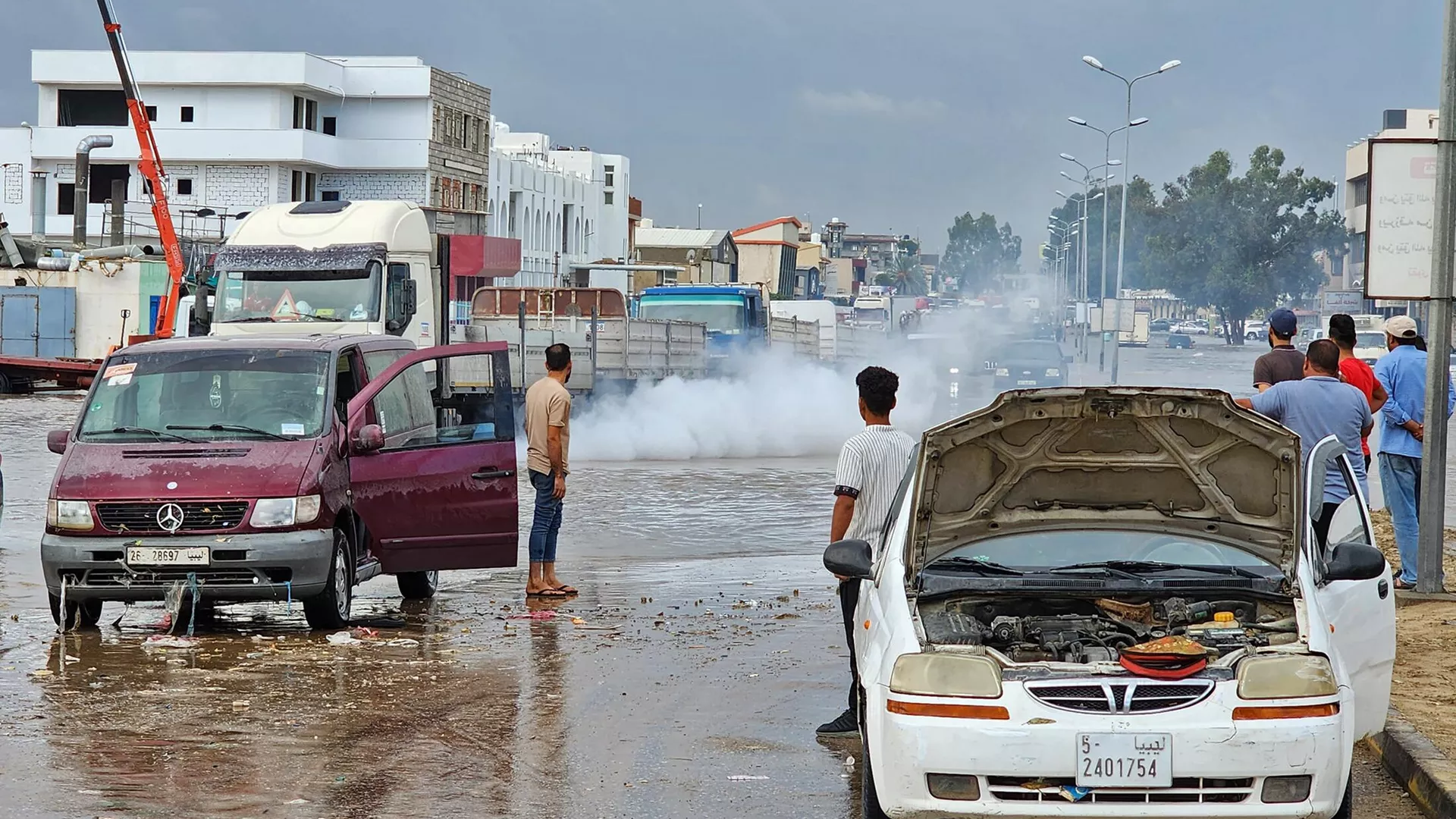 سيارات تمر عبر مياه الفيضانات بعد هطول أمطار غزيرة في العاصمة الليبية طرابلس، 19 أكتوبر/ تشرين الأول 2022 - سبوتنيك عربي, 1920, 12.09.2023