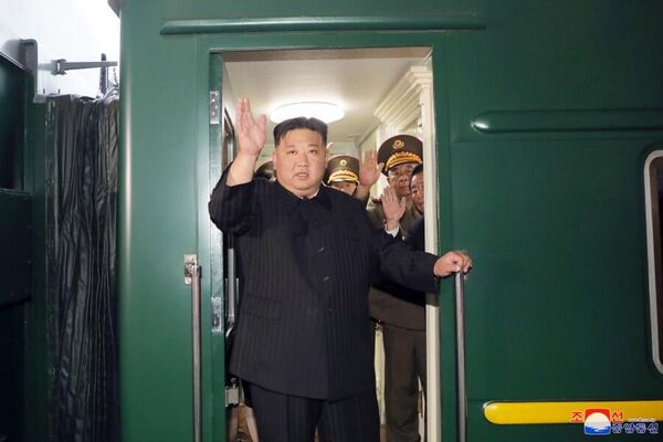 وصول الزعيم الكوري الشمالي كيم جونغ أون إلى محطة خاسان في إقليم بريمورسكي، روسيا. - سبوتنيك عربي
