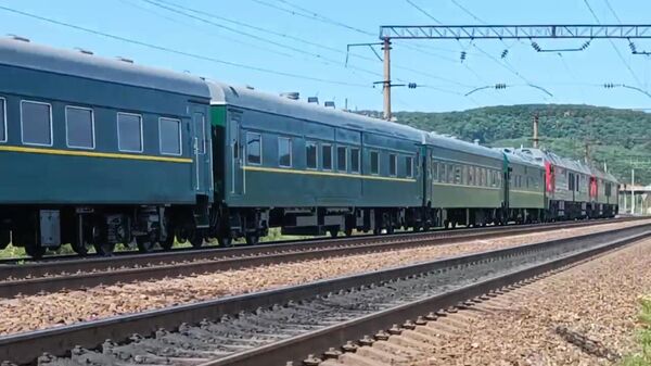 وصول قطار الزعيم الكوري الشمالي كيم جونغ أون إلى محطة خاسان في إقليم بريمورسكي، روسيا. - سبوتنيك عربي