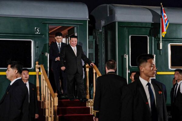 وصول الزعيم الكوري الشمالي كيم جونغ أون إلى محطة خاسان في إقليم بريمورسكي، روسيا. - سبوتنيك عربي