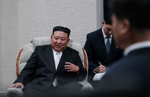 الزعيم الكوري الشمالي كيم جونغ أون خلال اللقاء مع وزير الموارد الطبيعية والبيئة الروسي، ألكسندر كوزلوف، في إقليم بريمورسكي، روسيا. - سبوتنيك عربي