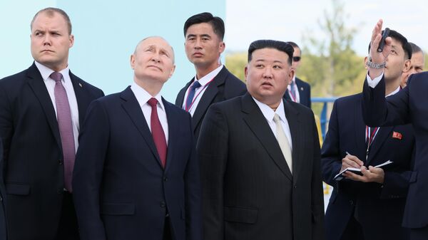 الرئيس الروسي فلاديمير بوتين زعيم كوريا  الشمالية كيم جونغ أون يلقيان نظرة على مجمع الصواريخ في قاعدة فوستوشني الفضائية، روسيا - سبوتنيك عربي