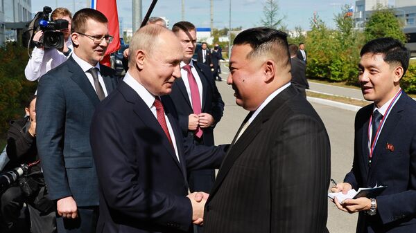 الرئيس الروسي فلاديمير بوتين يستقبل زعيم كوريا  الشمالية كيم جونغ أون في قاعدة فوستوشني الفضائية، روسيا - سبوتنيك عربي