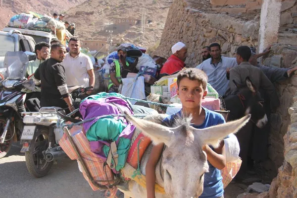 أطفال المغرب في  إقليم ورزازات ينقلون المساعدات للمناطق المعزولة على البغال - سبوتنيك عربي