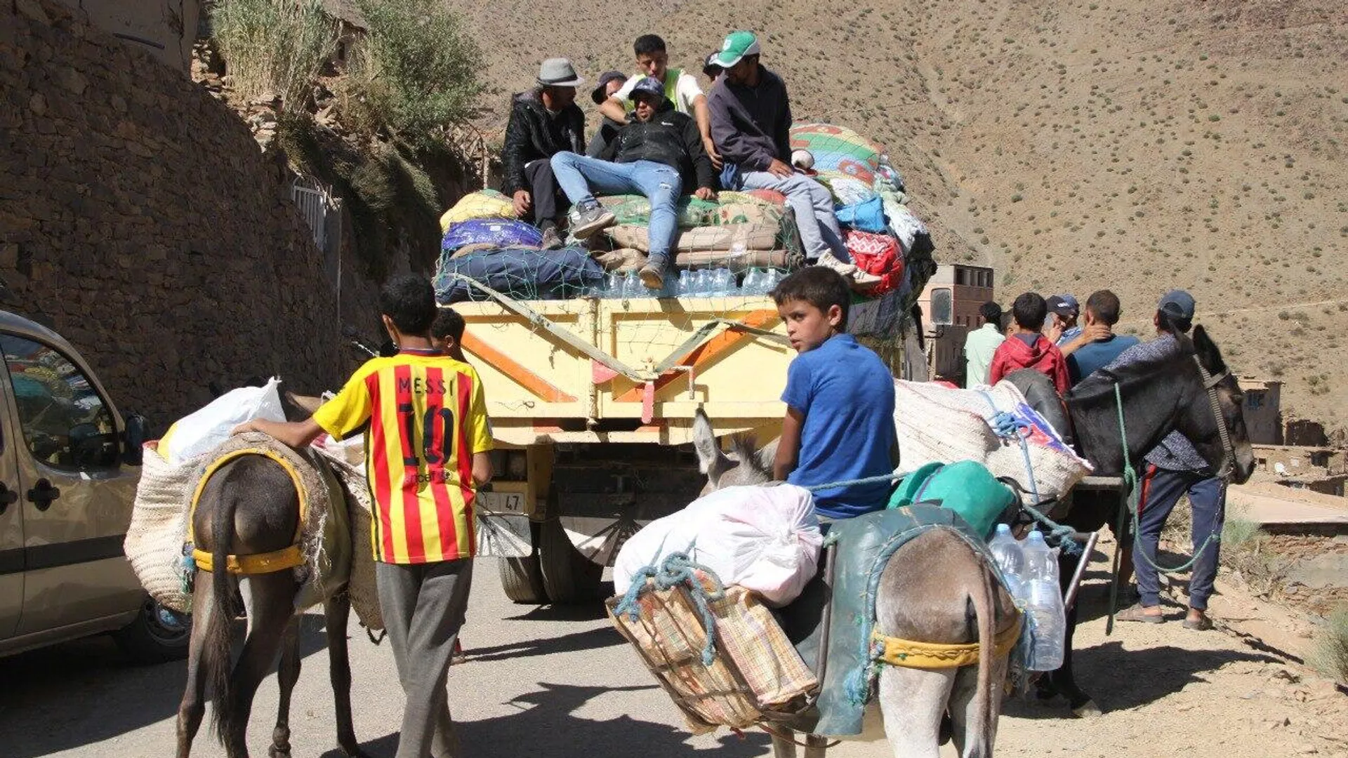 أطفال المغرب في  إقليم ورزازات ينقلون المساعدات للمناطق المعزولة على البغال - سبوتنيك عربي, 1920, 14.09.2023