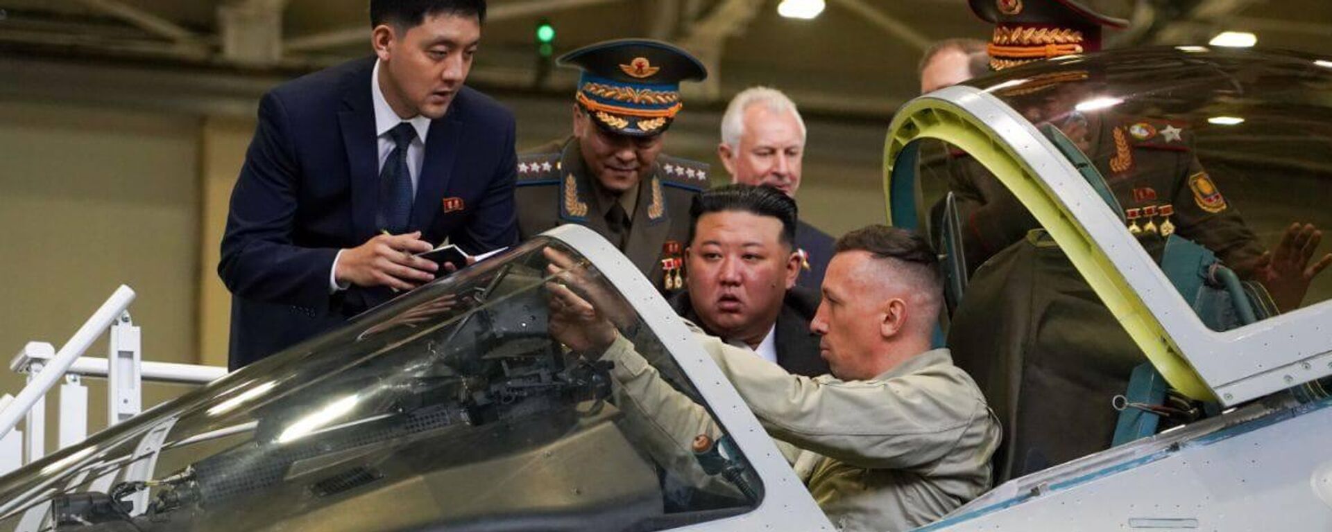 زعيم كوريا الشمالية، كيم جونغ أون، يقوم بزيارة تفقدية لمصانع الطائرات الروسية في مدينة كومسومولسك نا أمور - سبوتنيك عربي, 1920, 15.09.2023