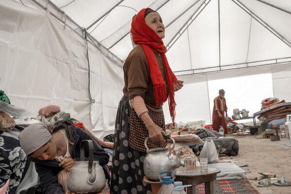 نساء يحضرن الشاي داخل خيمة أقيمت كمأوى مؤقت للناجين من الزلزال في قرية قريبة من أمزميز وسط المغرب في 13 سبتمبر 2023. - سبوتنيك عربي