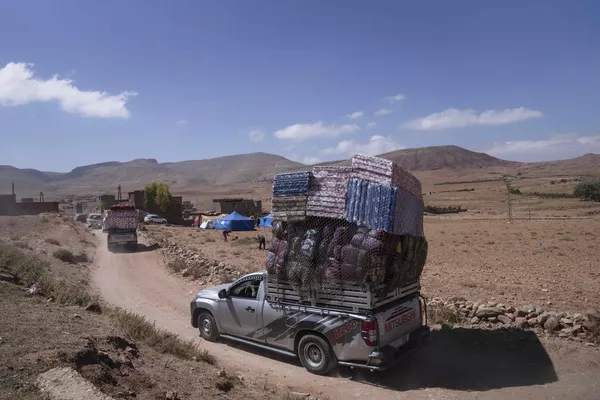 شاحنات تحمل مساعدات إنسانية تمر عبر قرية نائية تضررت من الزلزال، في بلدة دوزرو، خارج مراكش، المغرب، 13 سبتمبر 2023. شاحنات تحمل مساعدات إنسانية تمر عبر قرية نائية تضررت من الزلزال، في بلدة دوزرو، خارج مراكش، المغرب، 13 سبتمبر 2023.
