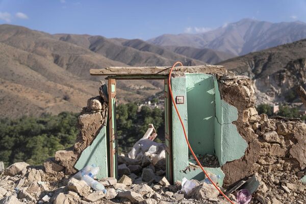 باب كان لمنزل يقف وسط الأنقاض التي سببها الزلزال، في بلدة إيمي نتالا، خارج مراكش، المغرب، 13 سبتمبر 2023. - سبوتنيك عربي