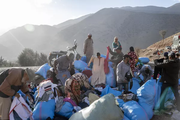 قرويون نازحون يبحثون عن الطعام والملابس التي أحضرها المتطوعون في سلسلة جبال الأطلس بين مراكش وتارودانت، في 14 سبتمبر 2023. قرويون نازحون يبحثون عن الطعام والملابس التي أحضرها المتطوعون في سلسلة جبال الأطلس بين مراكش وتارودانت، في 14 سبتمبر 2023.