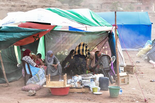 أشخاص يتجمعون في خيام في قرية أردوز التي ضربها الزلزال بمنطقة أمزميز المغربية في 14 سبتمبر 2023. - سبوتنيك عربي