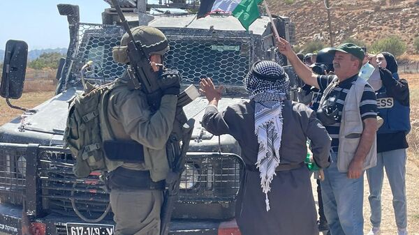 عشرات الإصابات بالرصاص والاختناق خلال قمع القوات الاسرائيلية لمسيرة ضد الاستيطان بالضفة الغربية  - سبوتنيك عربي