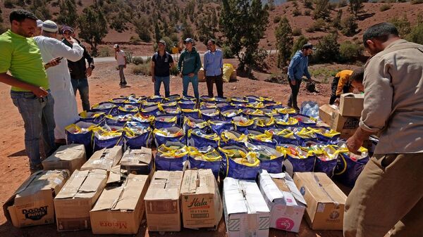 أشخاص يقومون بترتيب التبرعات بالقرب من أمزميز في ولاية الحوز الأكثر تضررا في المغرب بعد الزلزال المدمر، 11 سبتمبر/ أيلول 2023 - سبوتنيك عربي