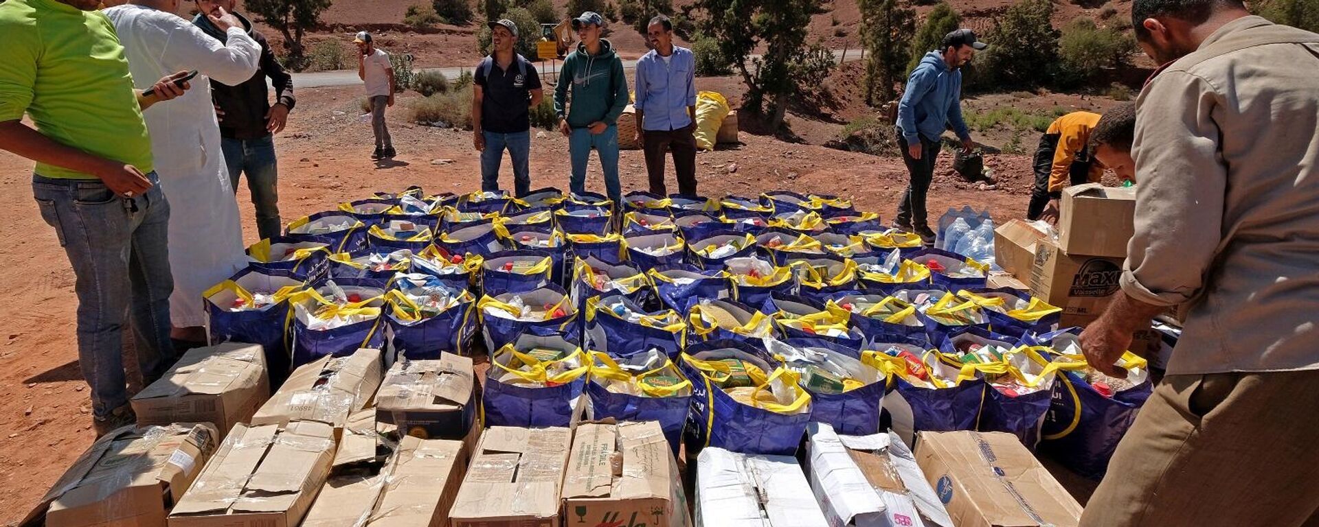 أشخاص يقومون بترتيب التبرعات بالقرب من أمزميز في ولاية الحوز الأكثر تضررا في المغرب بعد الزلزال المدمر، 11 سبتمبر/ أيلول 2023 - سبوتنيك عربي, 1920, 15.09.2023