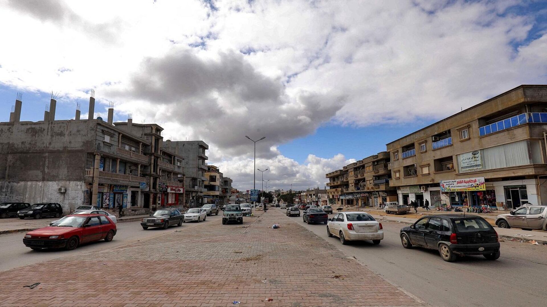 سيارات تسير على طريق في مدينة شحات بشرق ليبيا، في منطقة الجبل الأخضر، 10 فبراير/ شباط 2022 - سبوتنيك عربي, 1920, 17.09.2023