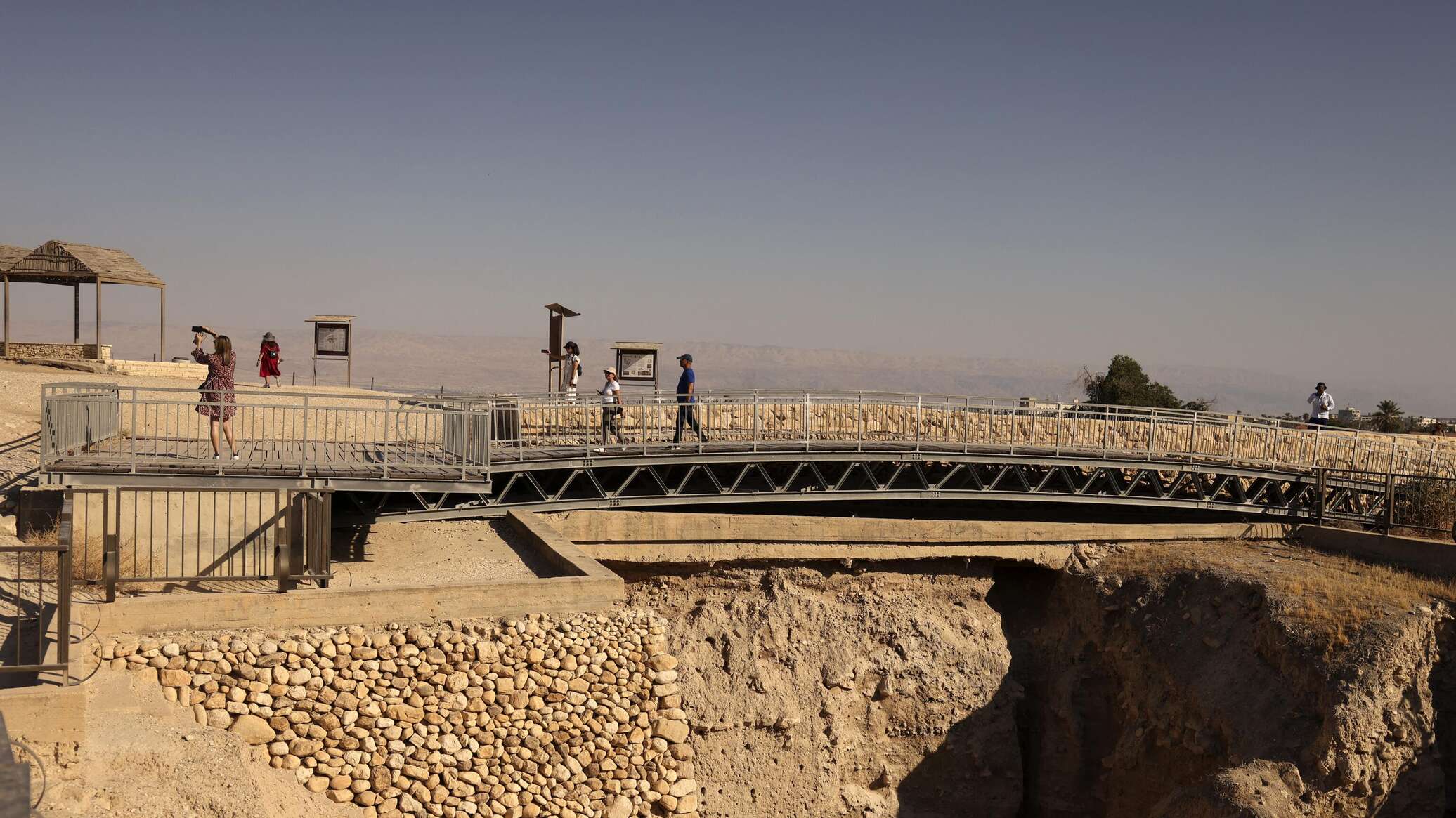 المملكة الأردنية تقرر إغلاق جسر الملك حسين الرابط بينها وبين الضفة الغربية