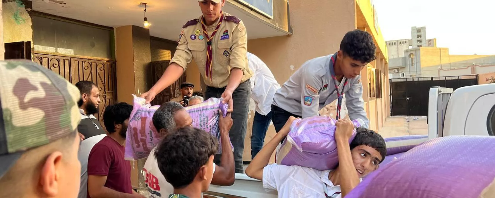 مفوضية الكشافة والمرشدات بمدينة طبرق الليبية تقدم مساعدات لأهالي مدينة درنة الناجين من الإعصار - سبوتنيك عربي, 1920, 22.09.2023