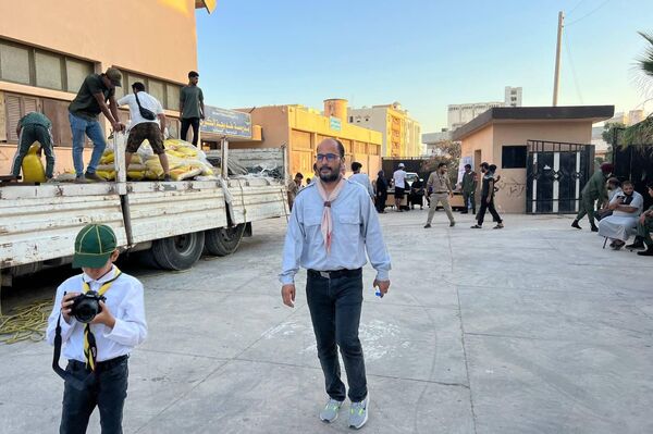 &quot;مفوضية الكشافة والمرشدات&quot; في مدينة طبرق الليبية، تقدم مساعدات لأهالي مدينة درنة، الناجين من الإعصار. - سبوتنيك عربي