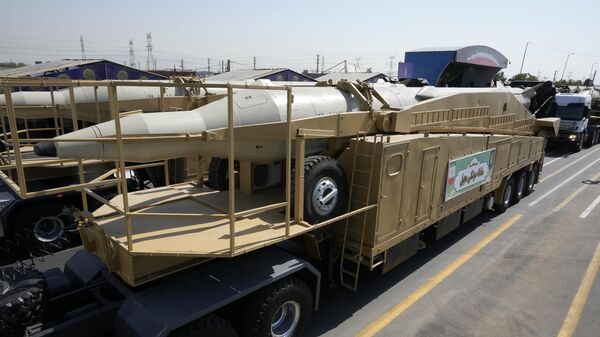 Ракеты Sejjil перевозятся на грузовике во время ежегодного военного парада, Иран - سبوتنيك عربي