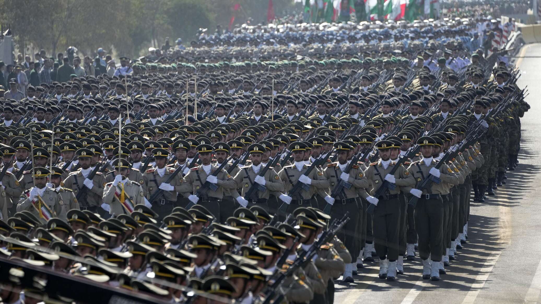 الجيش الإيراني: لن ندخر جهدا في تحقيق تطلعات الثورة الإسلامية