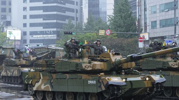 العرض العسكري الأول منذ 10 سنوات بمناسبة الذكرى الـ 75 لتأسيس القوات المسلحة للبلاد في كوريا الجنوبية. - سبوتنيك عربي