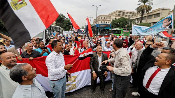 Сторонники президента Египта Абдель Фаттаха ас-Сиси собираются с национальными флагами и скандируют лозунги во время предвыборного митинга в Гизе - سبوتنيك عربي