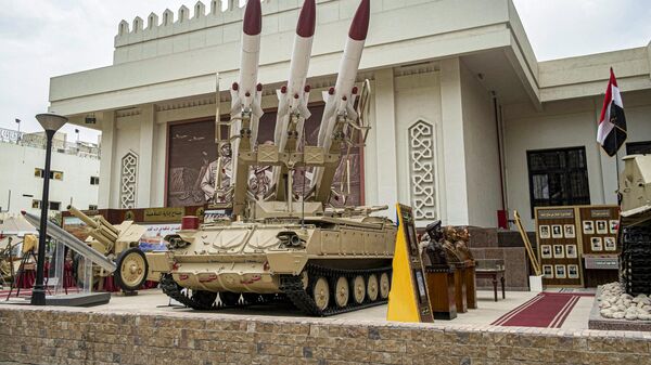عرض بطارية صواريخ أرض-جو عسكرية مصرية من طراز SAM-6 تم استخدامها خلال حرب عام 1973 في معرض في الهواء الطلق خارج متحف بانوراما حرب 6 أكتوبر والنصب التذكاري في القاهرة، مصر - سبوتنيك عربي