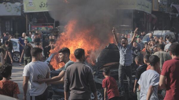كتائب القسام تعلن السيطرة على معبر “إيرز” والجماهير الفلسطينية تحرق اليات إسرائيلية وسط غزة  - سبوتنيك عربي