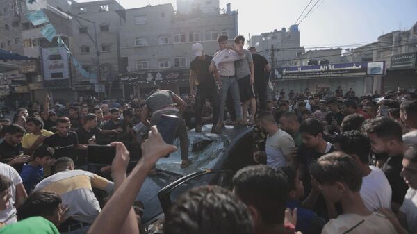 كتائب القسام تعلن السيطرة على معبر “إيرز” والجماهير الفلسطينية تحرق اليات إسرائيلية وسط غزة  - سبوتنيك عربي