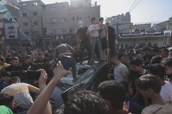 &quot;كتائب القسام&quot; تعلن السيطرة على معبر “إيرز” والجماهير الفلسطينية تحرق آليات إسرائيلية وسط غزة - سبوتنيك عربي