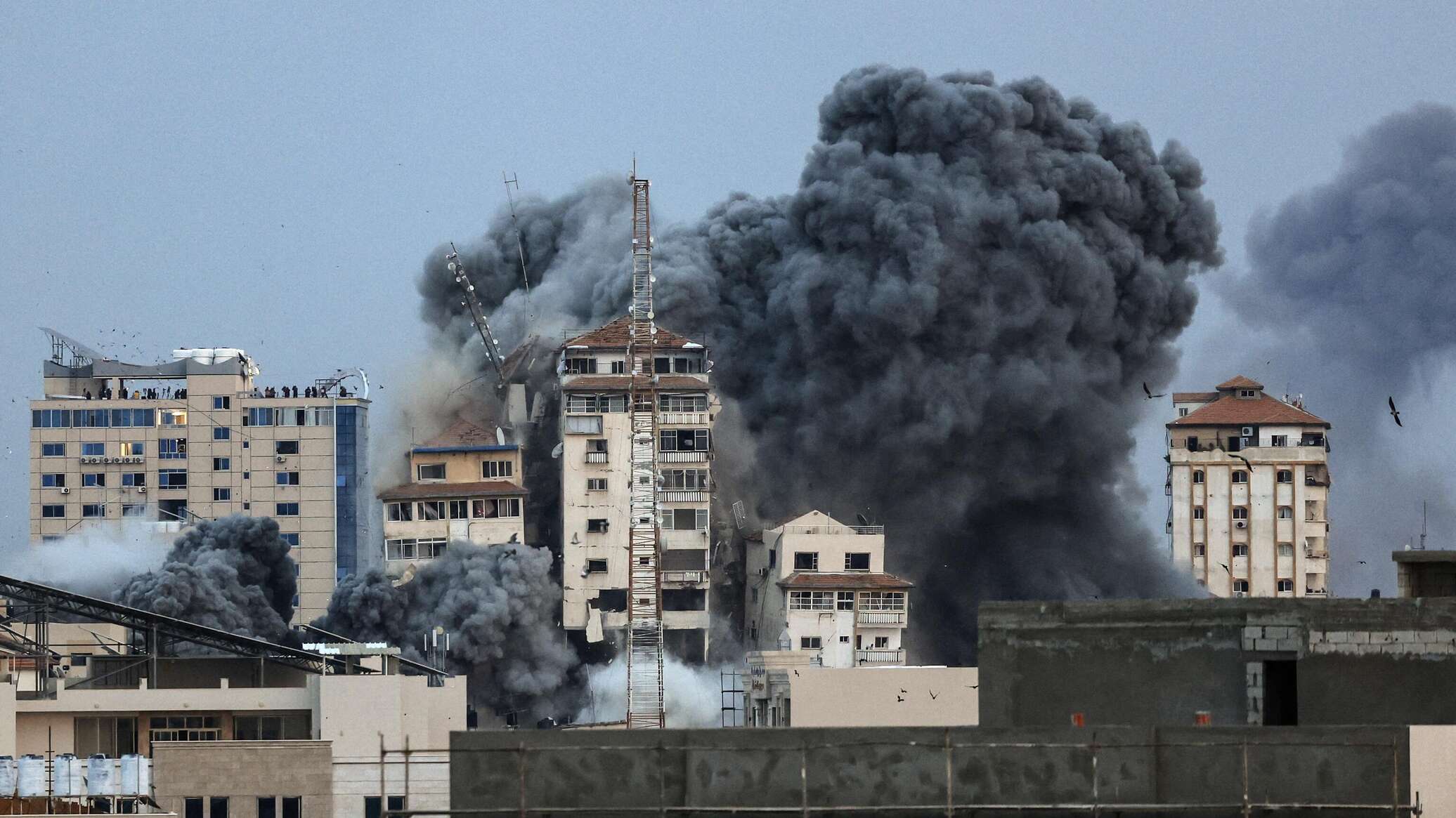 إسرائيل تشن غارات جوية وبحرية على قطاع غزة والمقاومة الفلسطينية ترد بإطلاق صواريخ