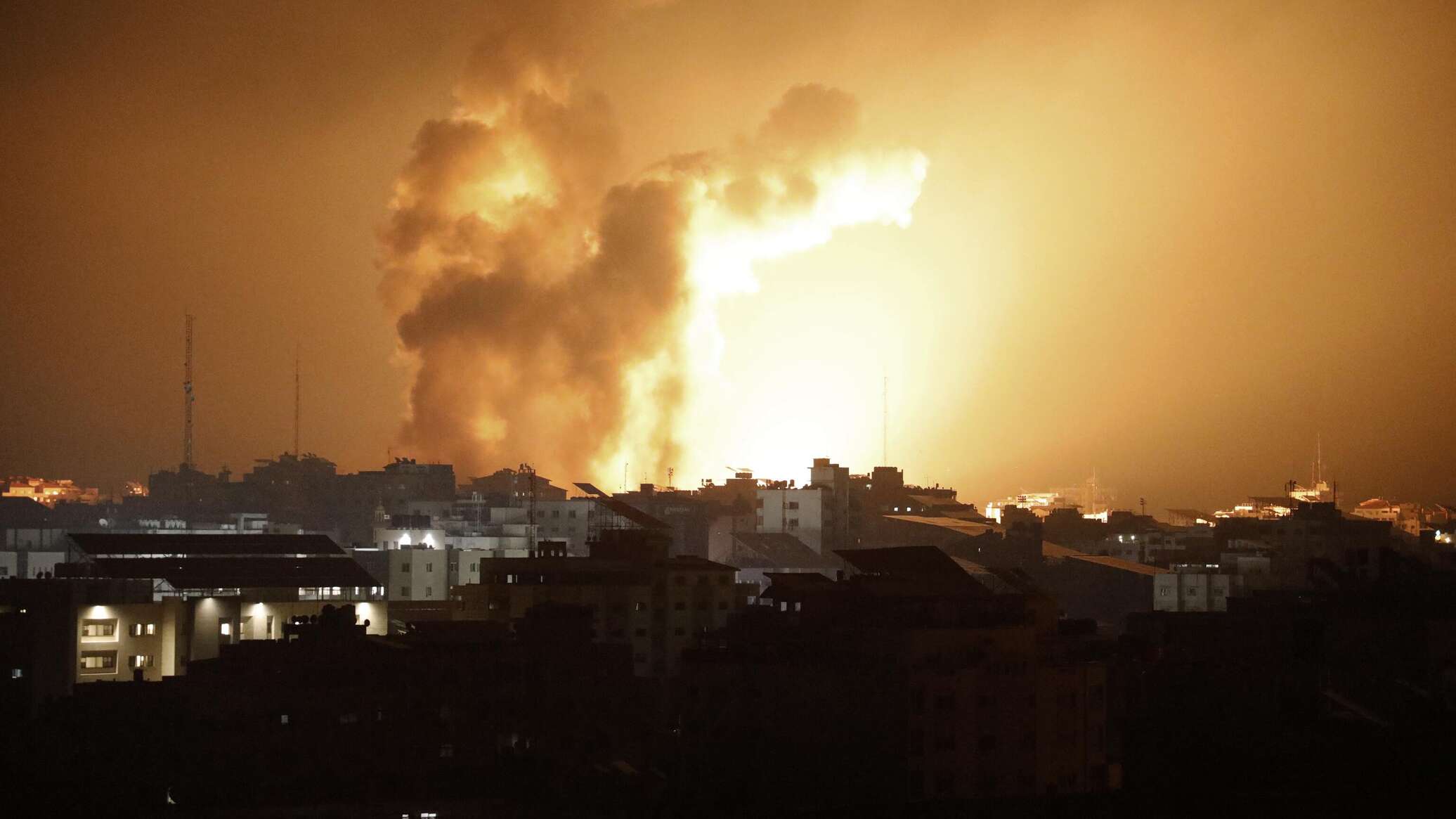 إعلام فلسطيني: الطائرات الحربية تلقي قذائف الفسفور المحرمة دوليا غرب خان يونس