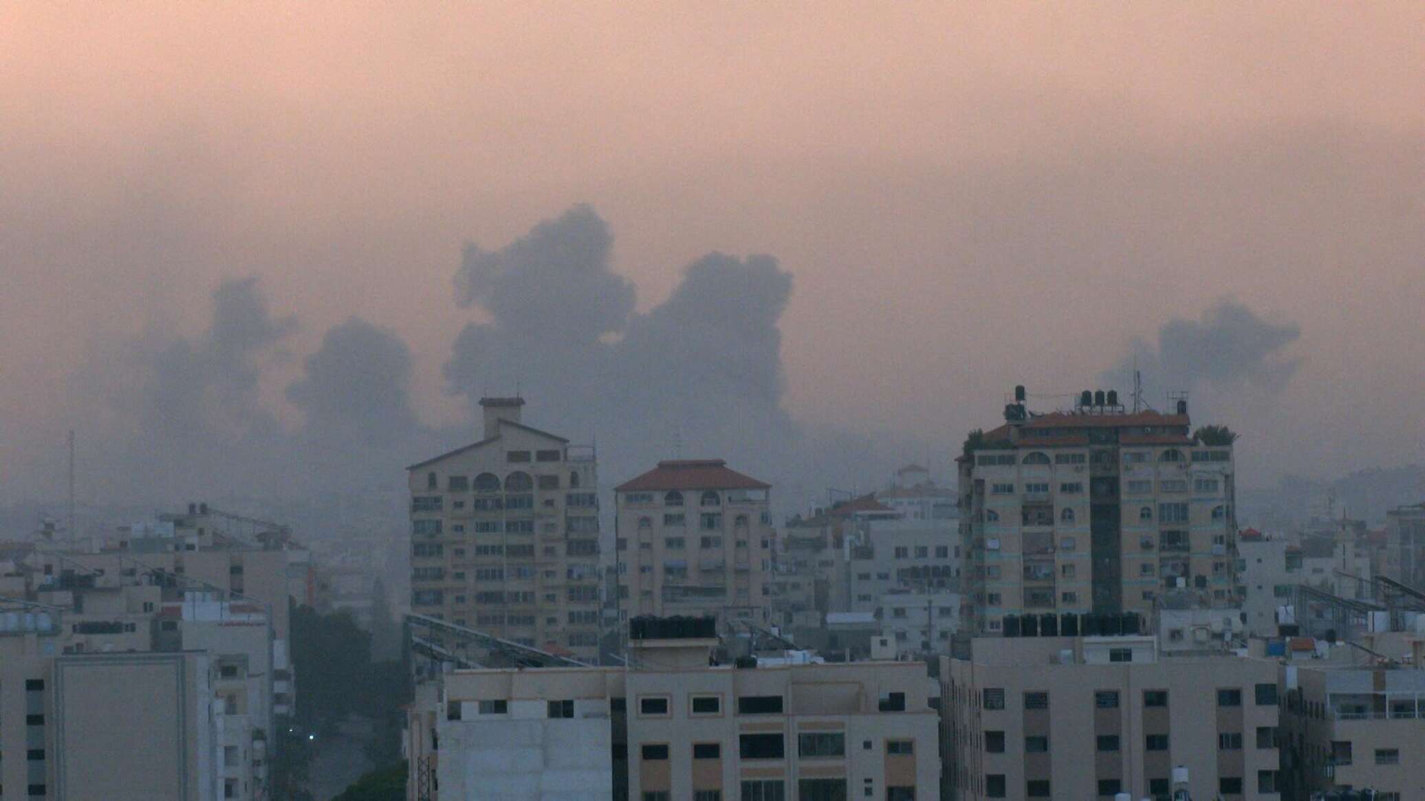 الطائرات الإسرائيلية تشن غارات على مخيم الشاطئ غربي مدينة غزة