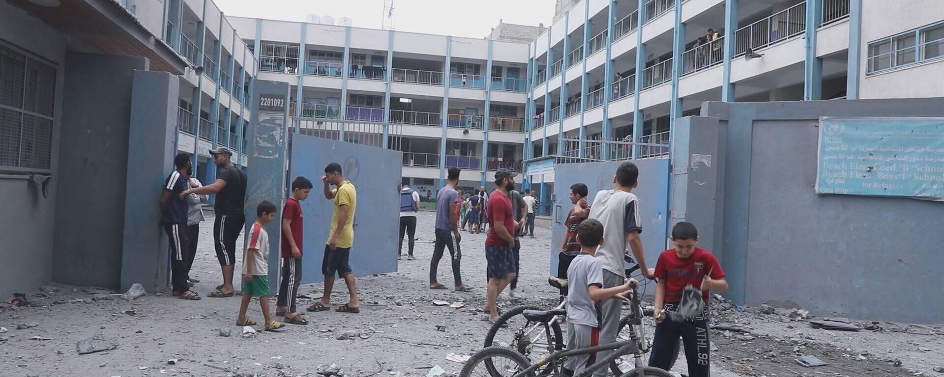  74 ألف فلسطيني نزحوا إلى مدارس الأونروا في قطاع غزة جراء القصف الإسرائيلي المتواصل  - سبوتنيك عربي, 1920, 12.10.2023