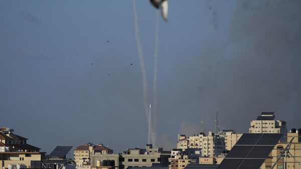 إطلاق صواريخ باتجاه إسرائيل من قطاع غزة، 10 أكتوبر/ تشرين الأول 2023 - سبوتنيك عربي