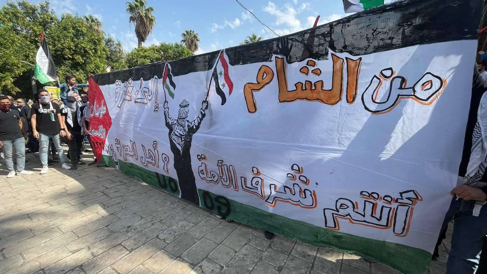 فلسطينيون وسوريون يطالبون بالمشاركة في معركة "طوفان الأقصى"
