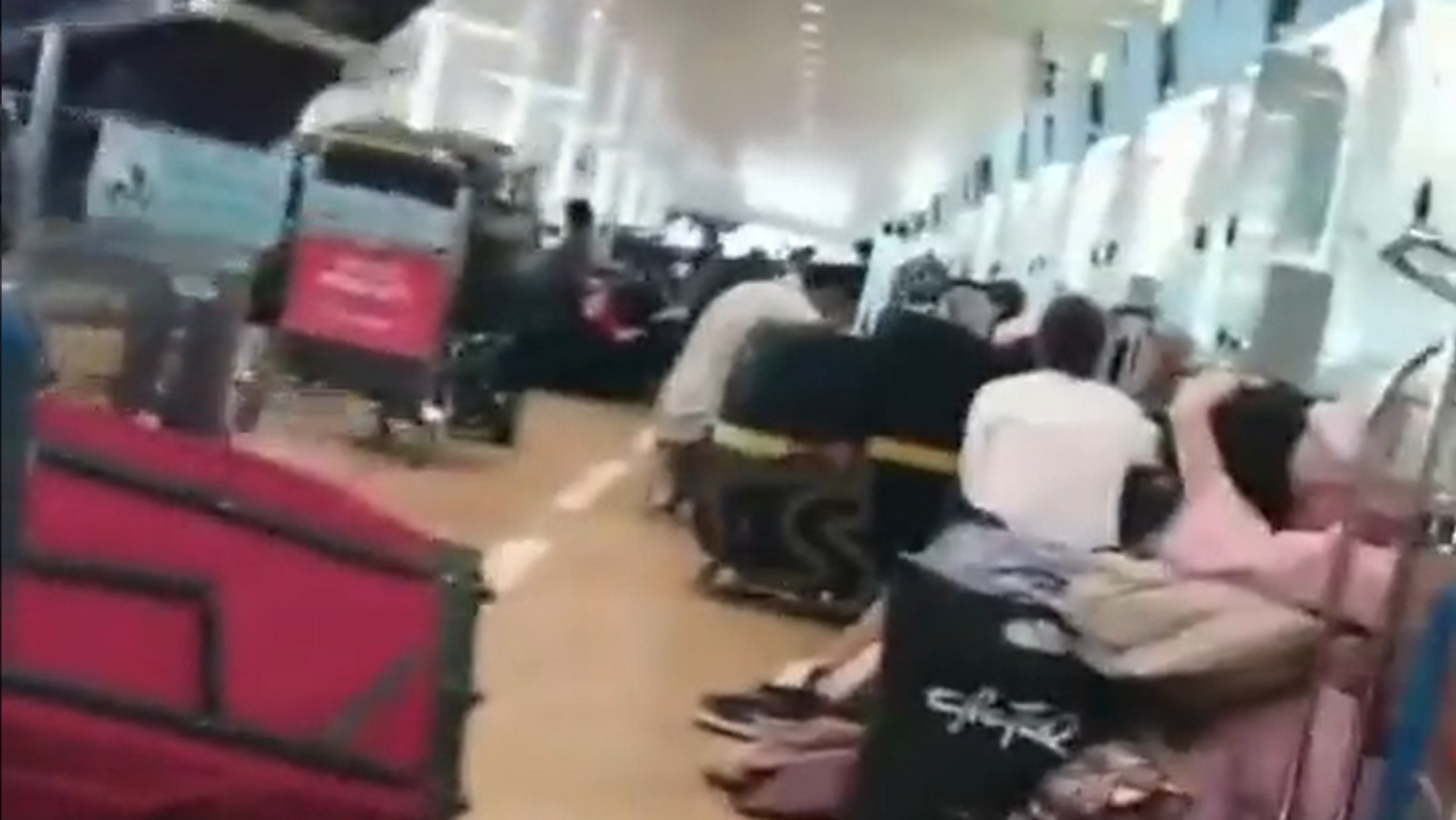 حشود من المواطنين يجلسون على أرض مطار "بن غوريون" بانتظار الرحيل... فيديو