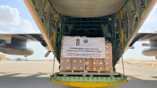 أمجد العضايلة، السفير الأردني في مصر في استقبال طائرة مساعدات مخصصة لقطاع غزة - سبوتنيك عربي