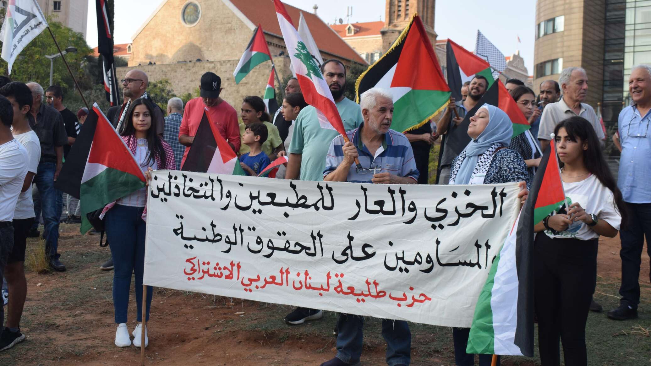 "شدوا الرحال إلى فلسطين".. فعالية دعم لعملية "طوفان الأقصى" أمام مقر الإسكوا في بيروت... صور