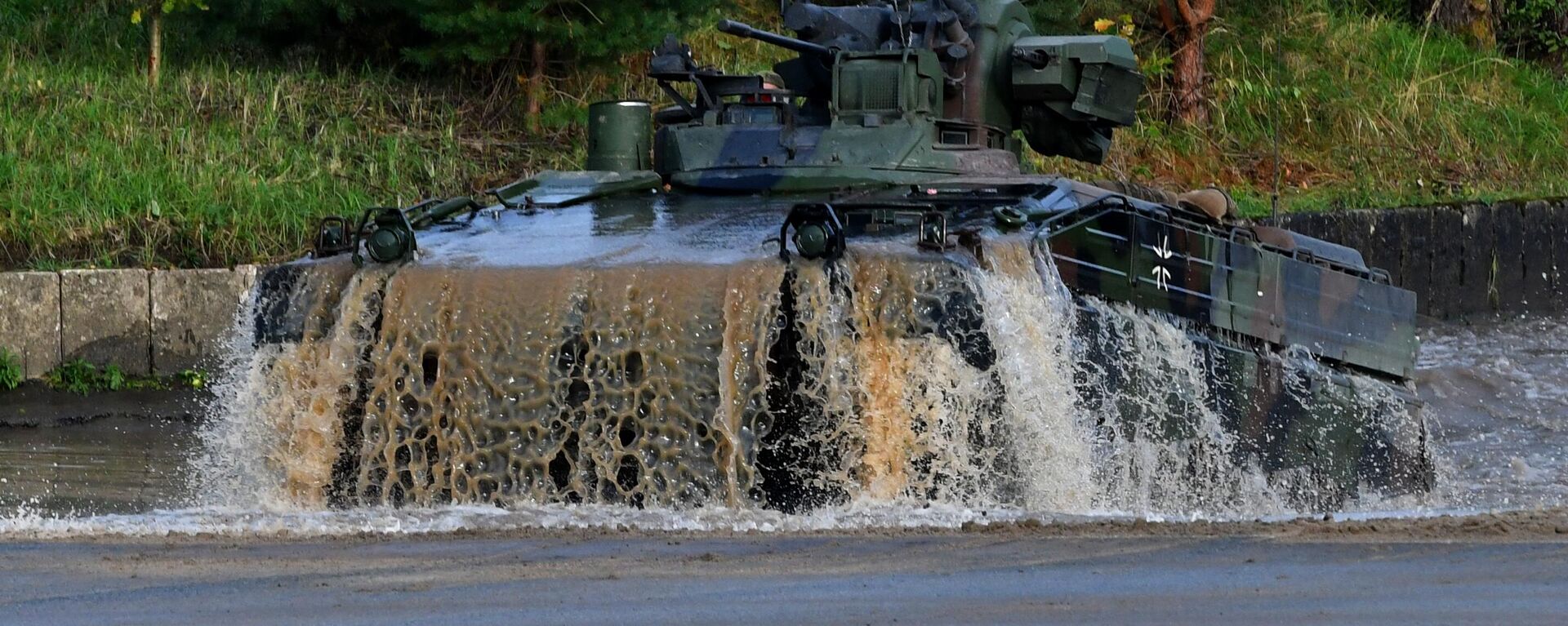 مركبة مشاة ماردر 2 تابعة للقوات المسلحة الألمانية تسير عبر المياه خلال تمرين العمليات البرية 2017 - سبوتنيك عربي, 1920, 20.10.2023